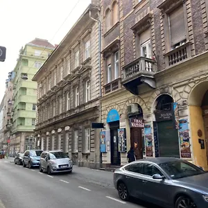 https://budapest-center-a10-aparthotel.inbudapesthotels.com